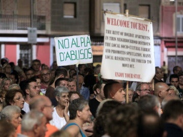 Vecinos de la Barceloneta se manifiestan contra los pisos turísticos Vecinos de la Barceloneta se manifiestan contra los pisos turísticos
