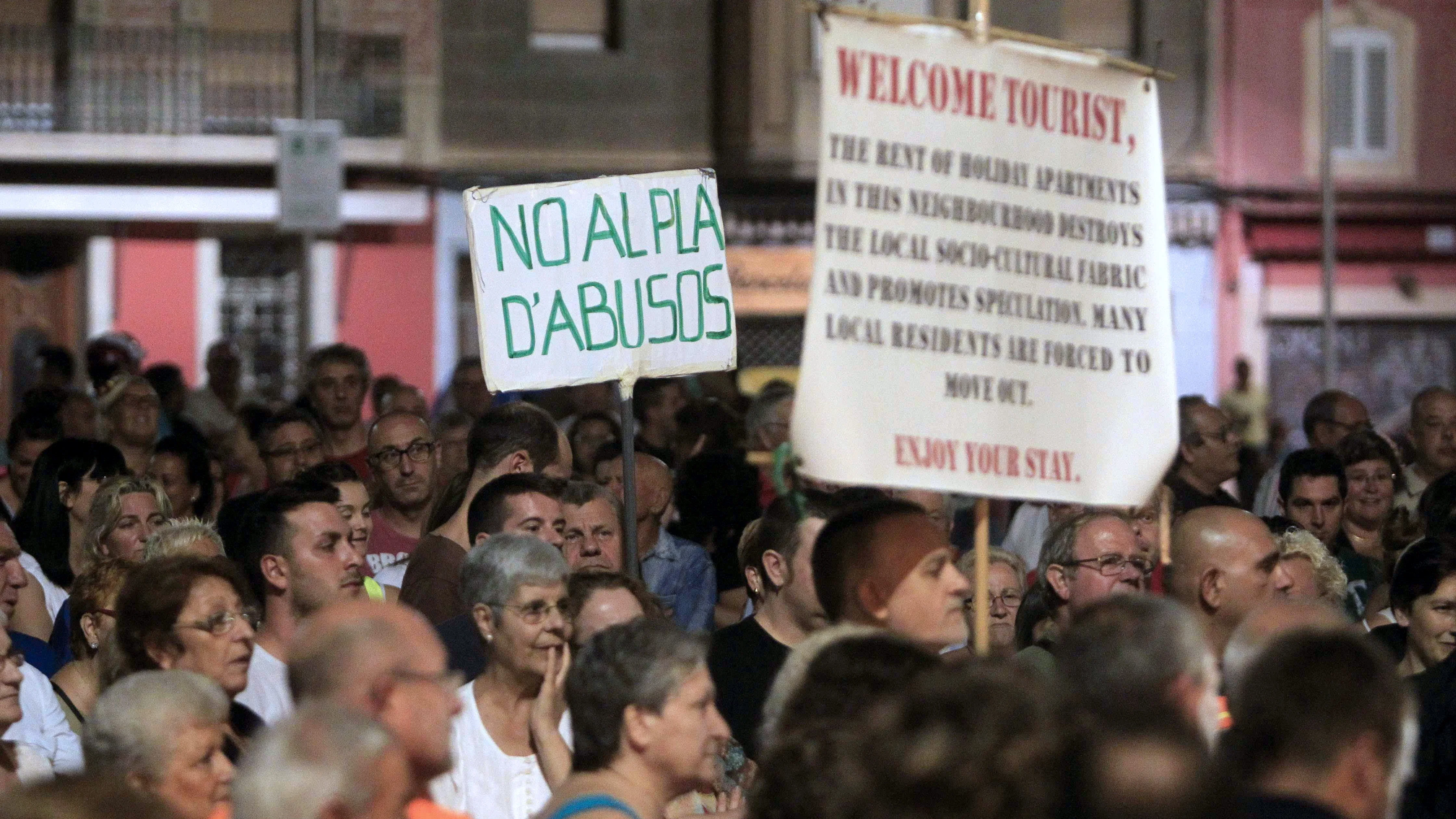 Vecinos de la Barceloneta se manifiestan contra los pisos turísticos