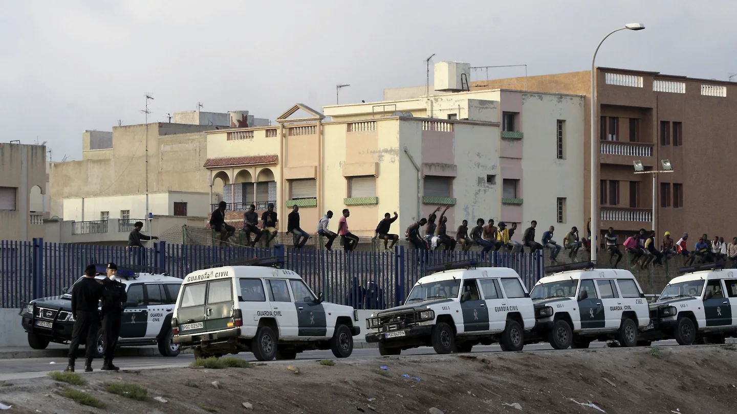 Alrededor de 30 inmigrantes de origen subsahariano permanecen encaramados en la valla de Melilla Alrededor de 30 inmigrantes de origen subsahariano permanecen encaramados en la valla de Melilla