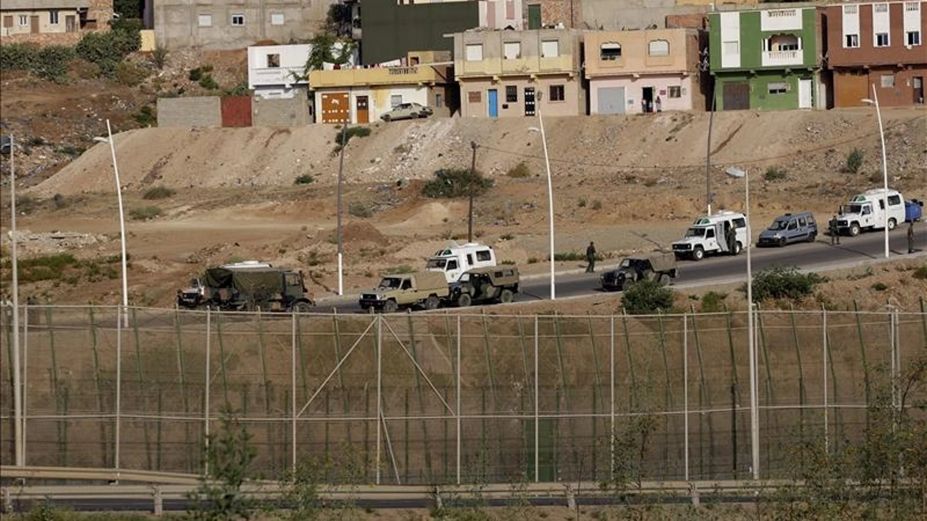 Dispositivo de seguridad desplegado en la valla perimetral que separa Melilla de Marruecos.