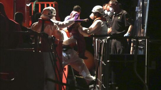 Llegan al puerto de Almer&iacute;a los 62 inmigrantes rescatados en mar de Albor&aacute;n