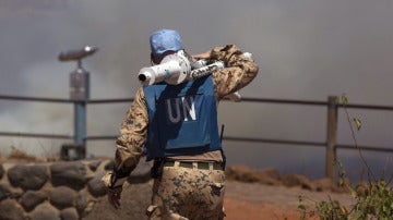 Un casco azul de la ONU traslada equipo