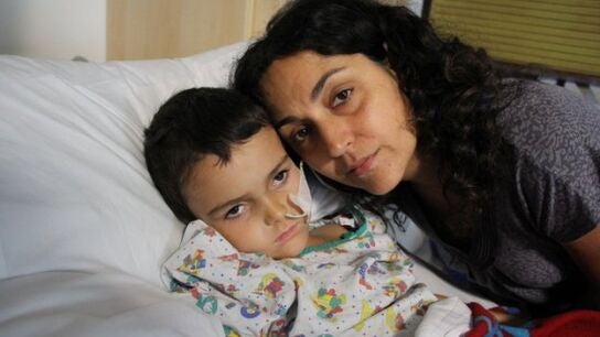 La madre de Ashya King junto a su hijo
