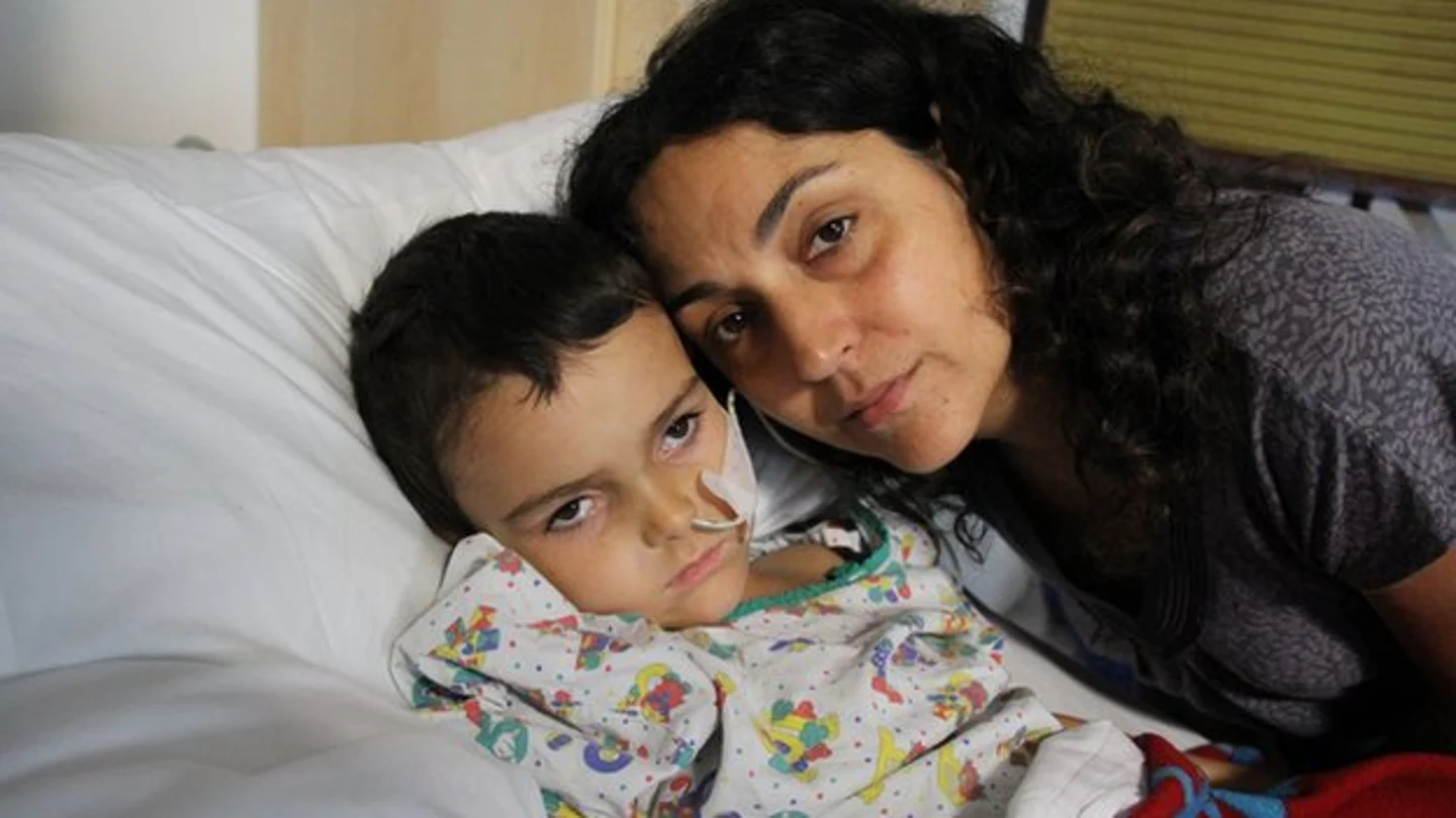 La madre de Ashya King junto a su hijo La madre de Ashya King junto a su hijo