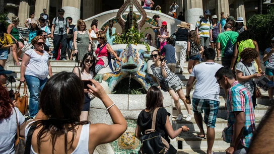 Turistas en el Parque Güell, en Barcelona Turistas en el Parque Güell, en Barcelona