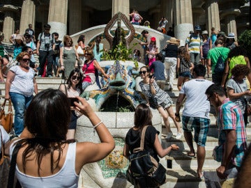 Turistas en el Parque Güell, en Barcelona Turistas en el Parque Güell, en Barcelona