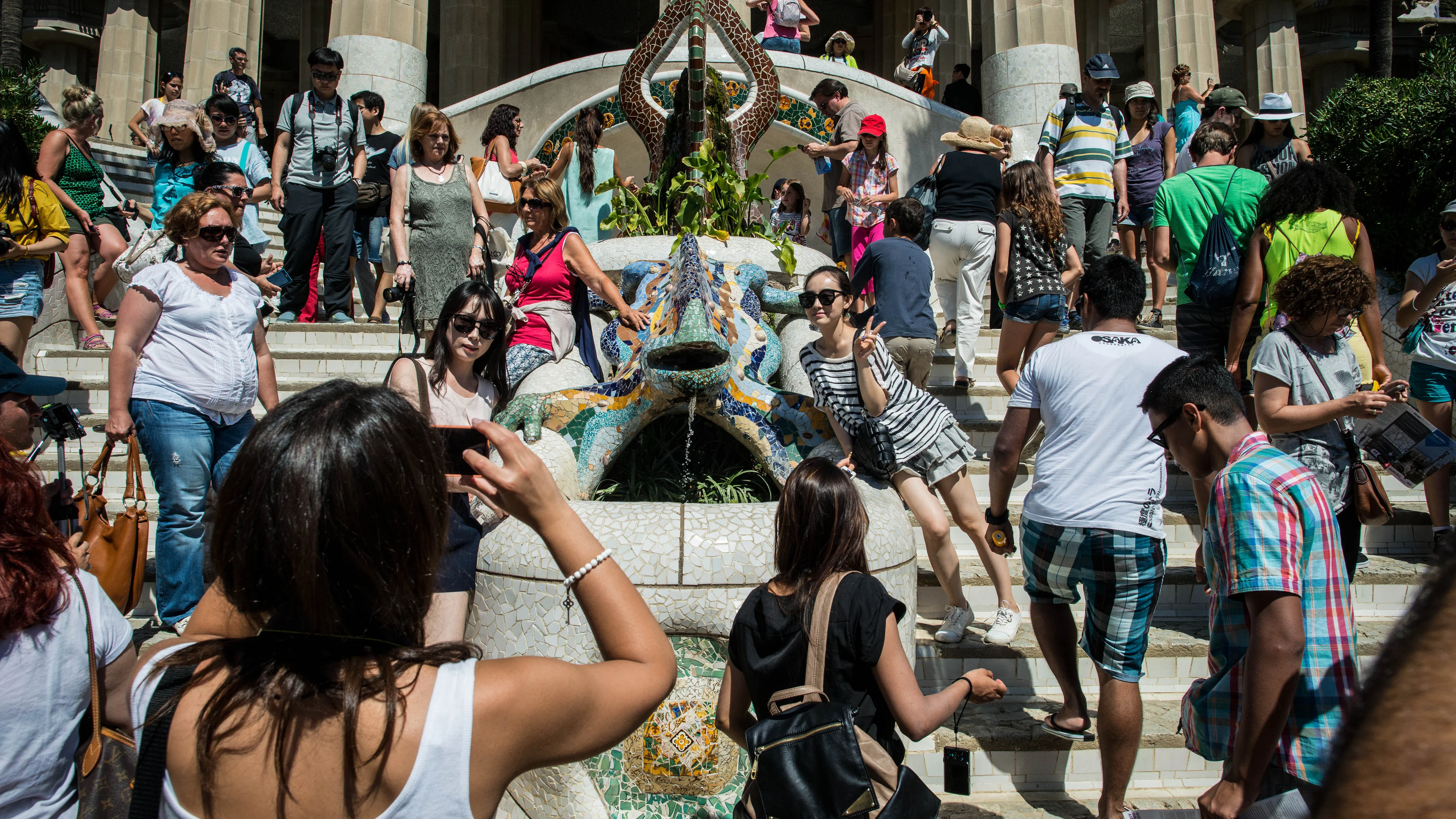 Turistas en el Parque Güell, en Barcelona Turistas en el Parque Güell, en Barcelona