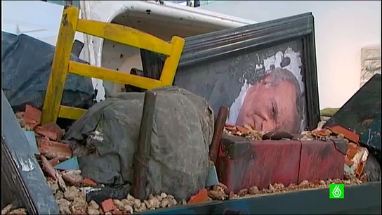 Primera obra sobre Don Juan Carlos tras abdicar: dos retratos suyos en un contenedor Primera obra sobre Don Juan Carlos tras abdicar: dos retratos suyos en un contenedor