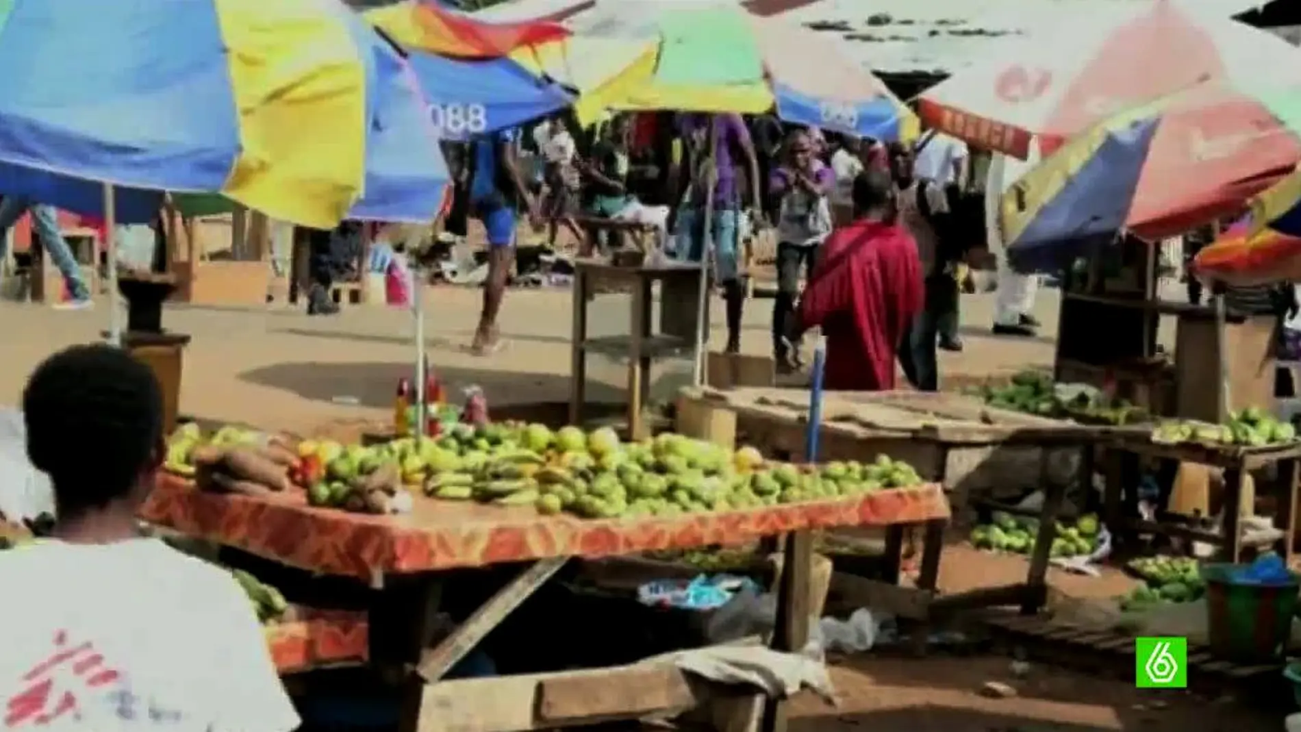 Un enfermo de Ébola en un mercado