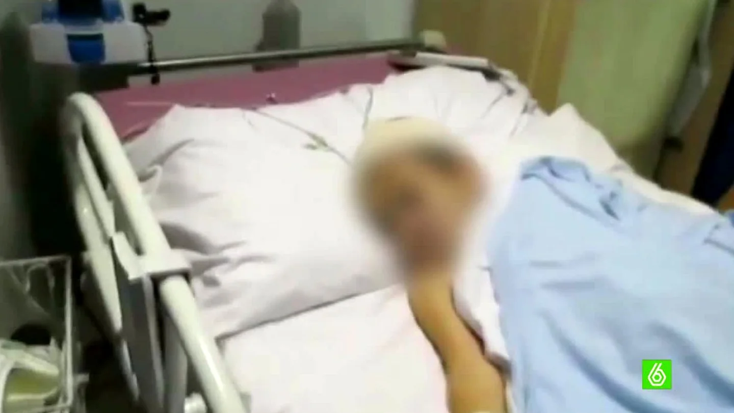 Ashya King en la cama Ashya King en la cama