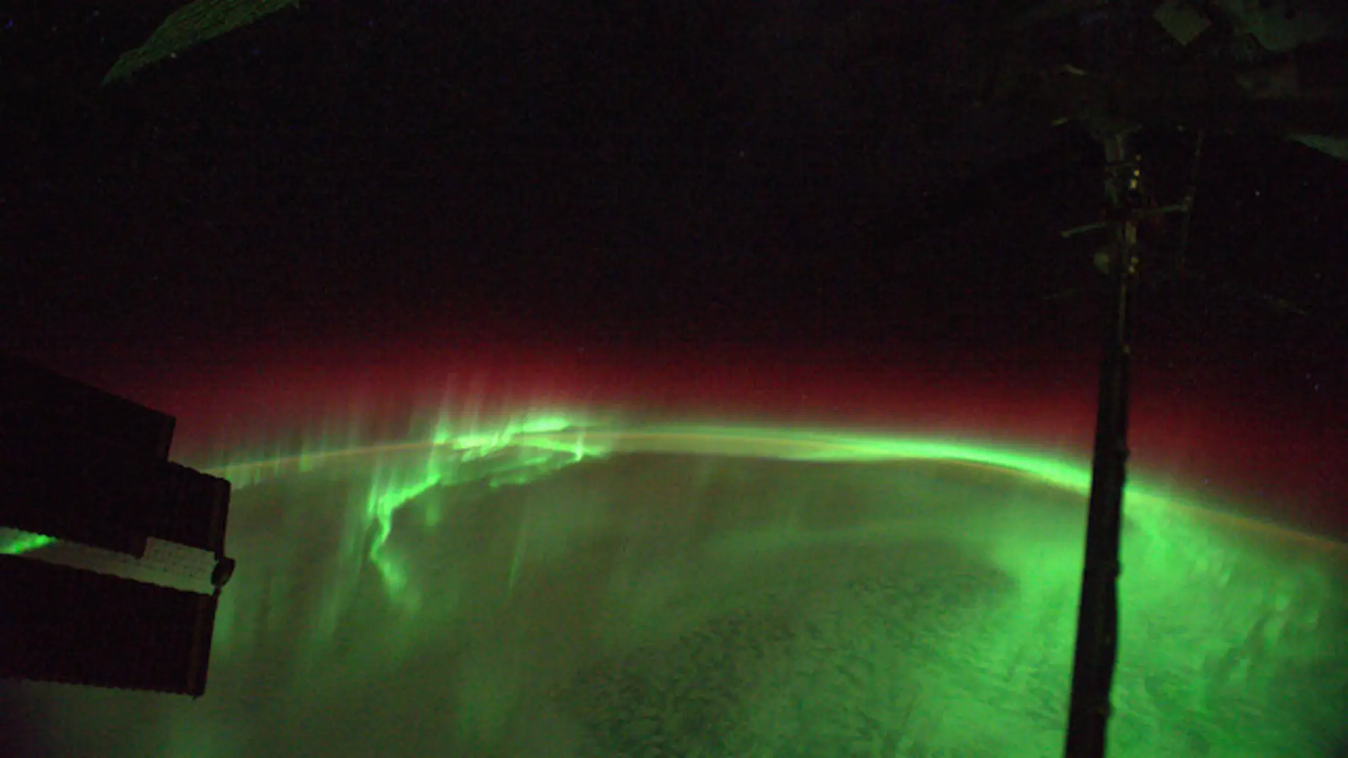 Una aurora boreal vista desde el espacio