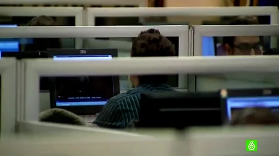 Un trabajador con un ordenador Un trabajador con un ordenador