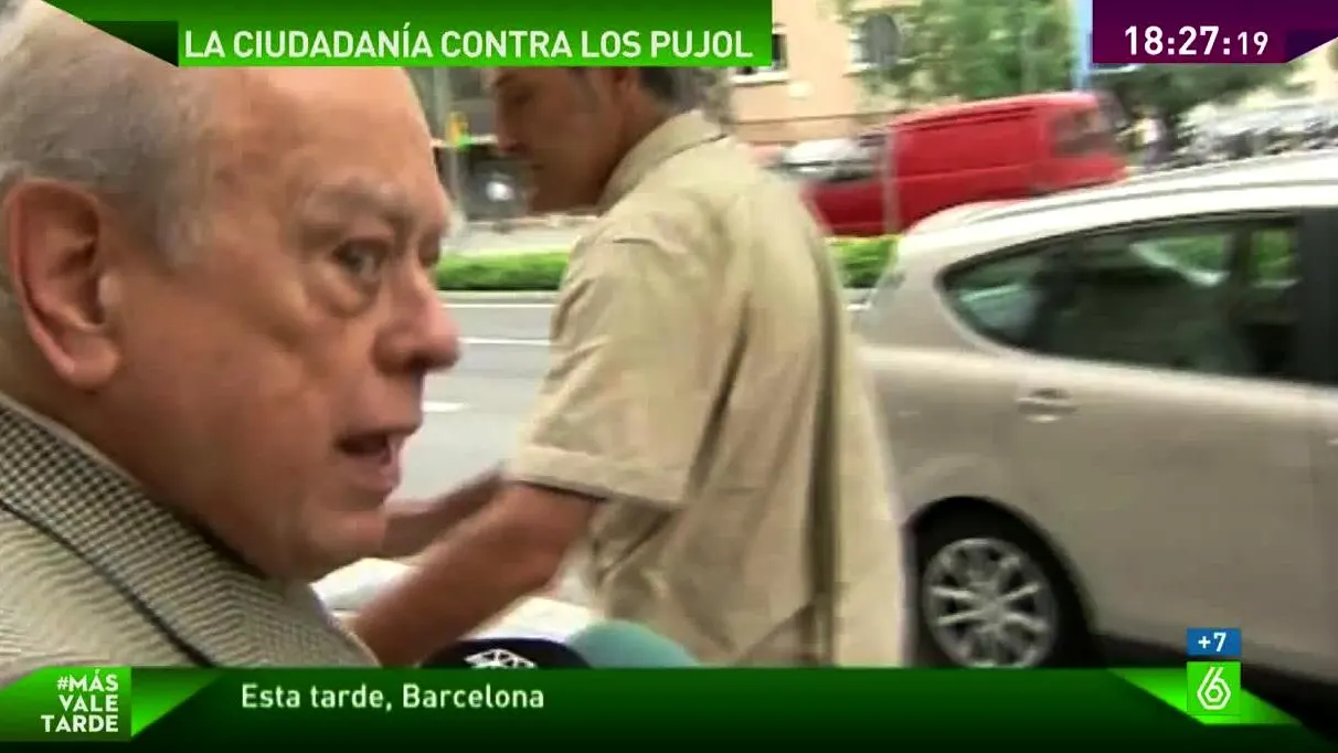 Jordi Pujol a la salida de su domicilio