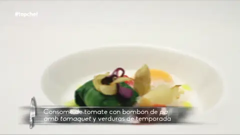 Consomé de tomate con Bombón de pa amb tomáquet Consomé de tomate con Bombón de pa amb tomáquet