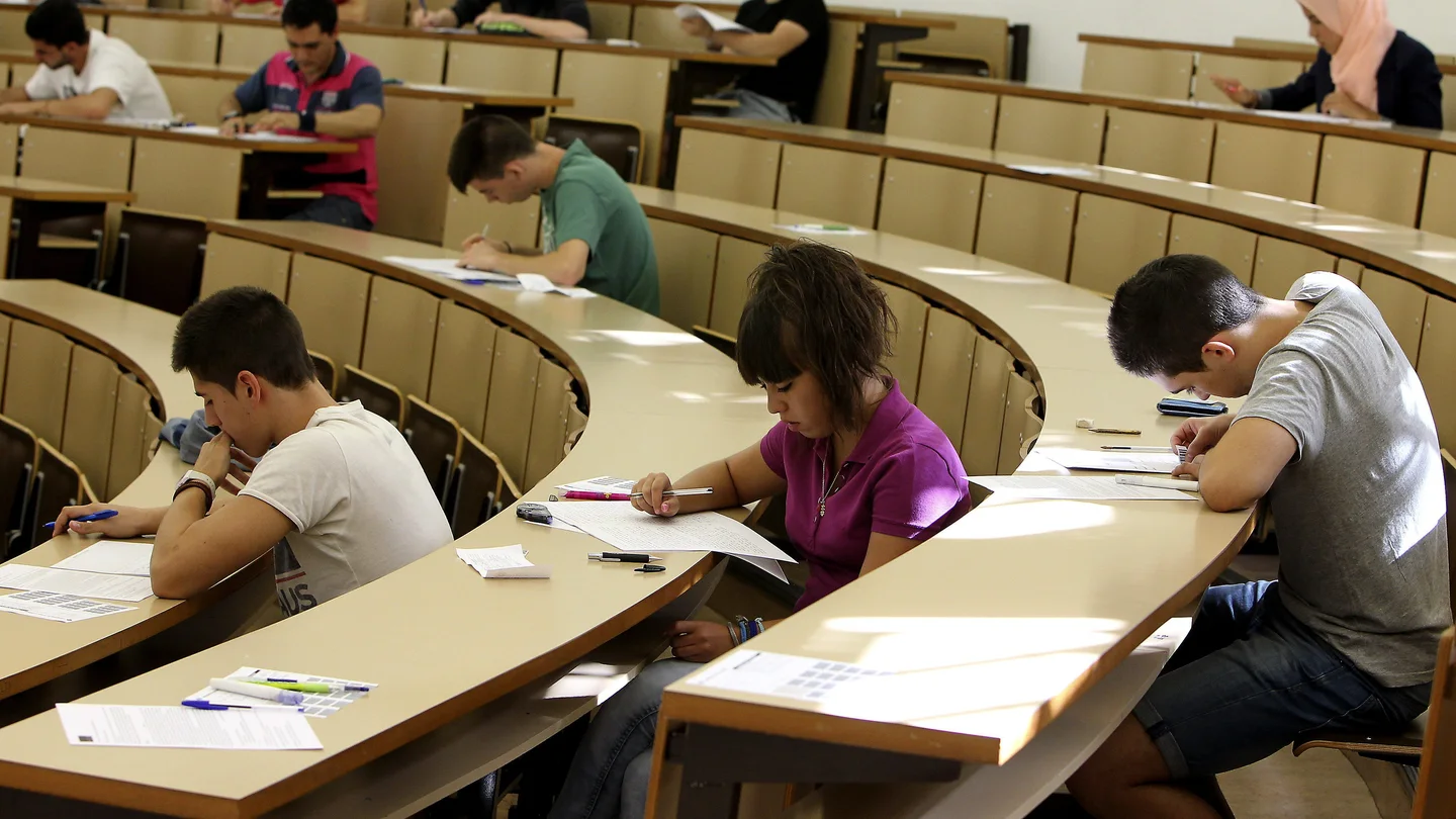 Universitarios durante una clase Universitarios durante una clase