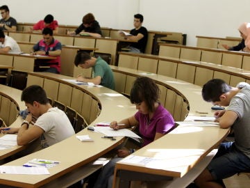 Universitarios durante una clase Universitarios durante una clase