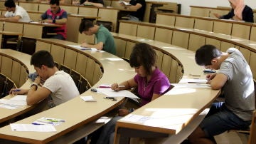 Universitarios durante una clase