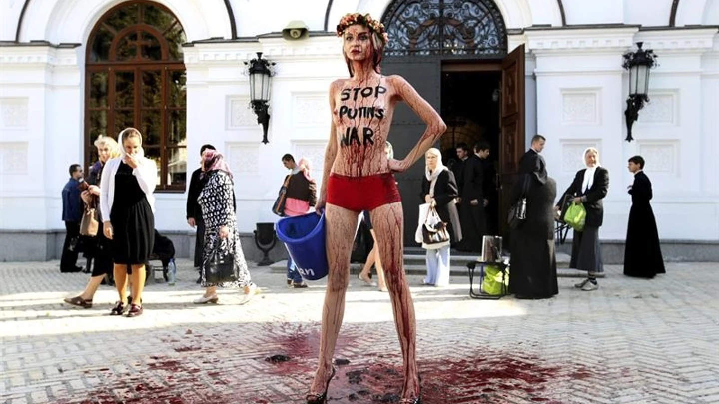 La activista de Femen en el monasterio Pechersk Lavra en Kiev La activista de Femen en el monasterio Pechersk Lavra en Kiev
