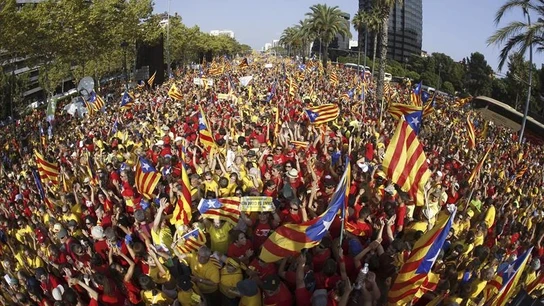 Miles de personas se han concentrado con camisetas rojas y amarillas en la Avenida Diagonal Miles de personas se han concentrado con camisetas rojas y amarillas en la Avenida Diagonal