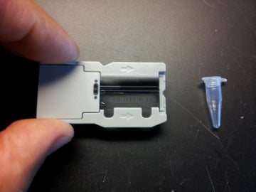 A la derecha un tubo clásico de PCR tradicionalmente usado para amplificar cada vez un solo fragmento de ADN de pocos cientos de bases de longitud. A la izquierda una ampolla de flujo de la plataforma Illumina en la que se pueden secuenciar miles de millones de bases en dos días.