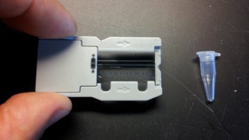 A la derecha un tubo clásico de PCR tradicionalmente usado para amplificar cada vez un solo fragmento de ADN de pocos cientos de bases de longitud. A la izquierda una ampolla de flujo de la plataforma Illumina en la que se pueden secuenciar miles de millones de bases en dos días.