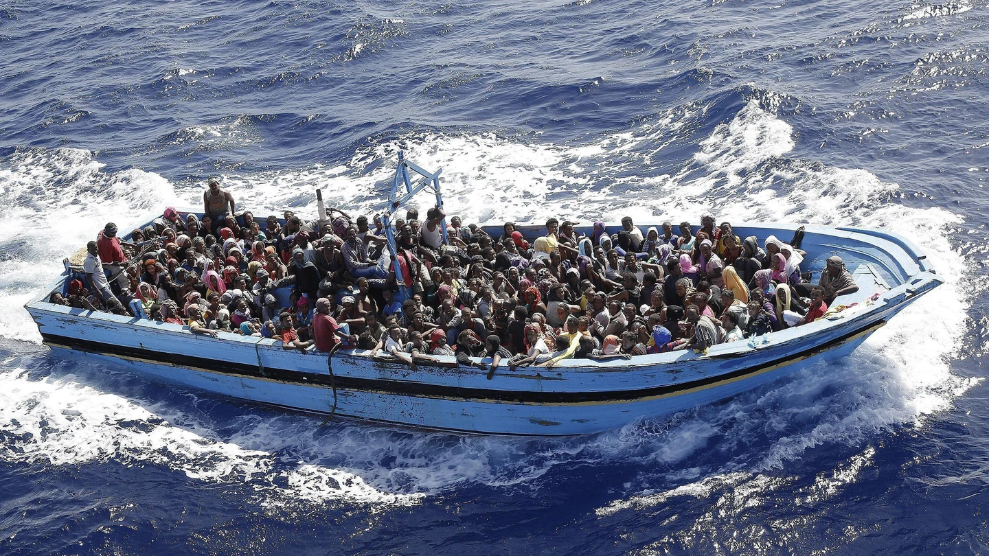 Emigrantes rescatados cerca de la costa de Italia Emigrantes rescatados cerca de la costa de Italia