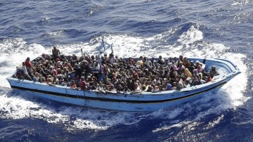 Emigrantes rescatados cerca de la costa de Italia
