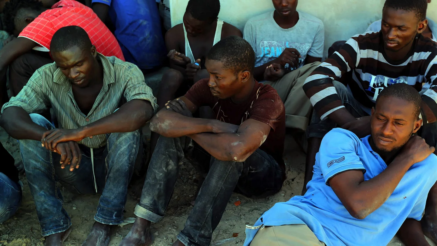Un grupo de inmigrantes descansan tras ser rescatados por la guardia costera libia Un grupo de inmigrantes descansan tras ser rescatados por la guardia costera libia