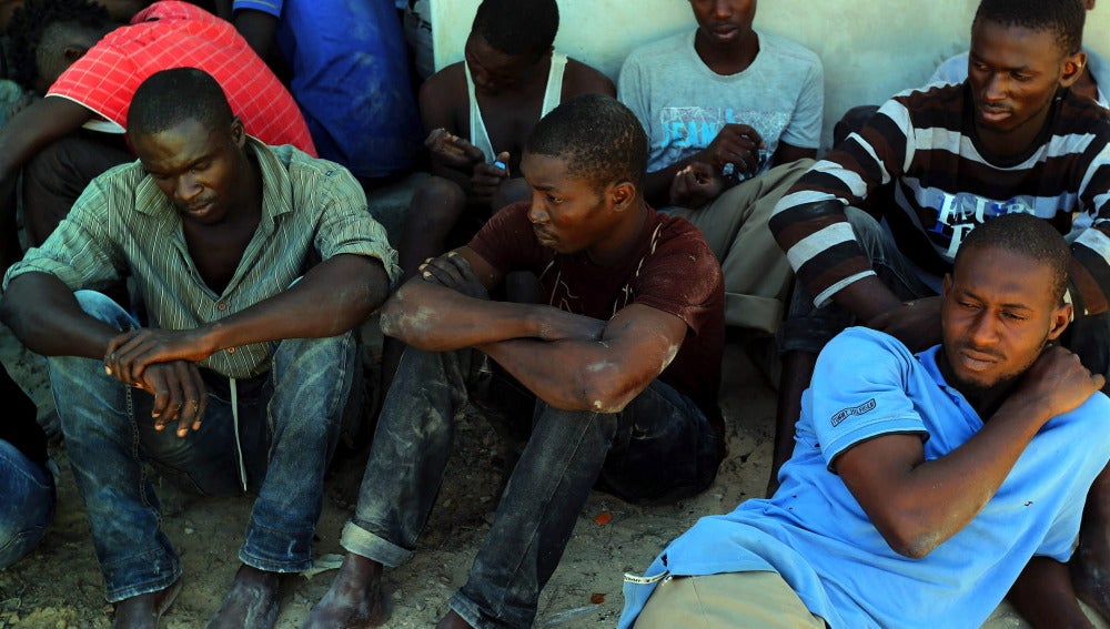 Un grupo de inmigrantes descansan tras ser rescatados por la guardia costera libia 