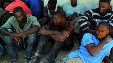 Un grupo de inmigrantes descansan tras ser rescatados por la guardia costera libia 
