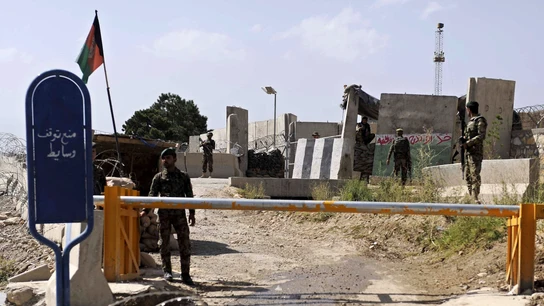 Soldados afganos vigilan en el campamento Qagha en Kabul Soldados afganos vigilan en el campamento Qagha en Kabul