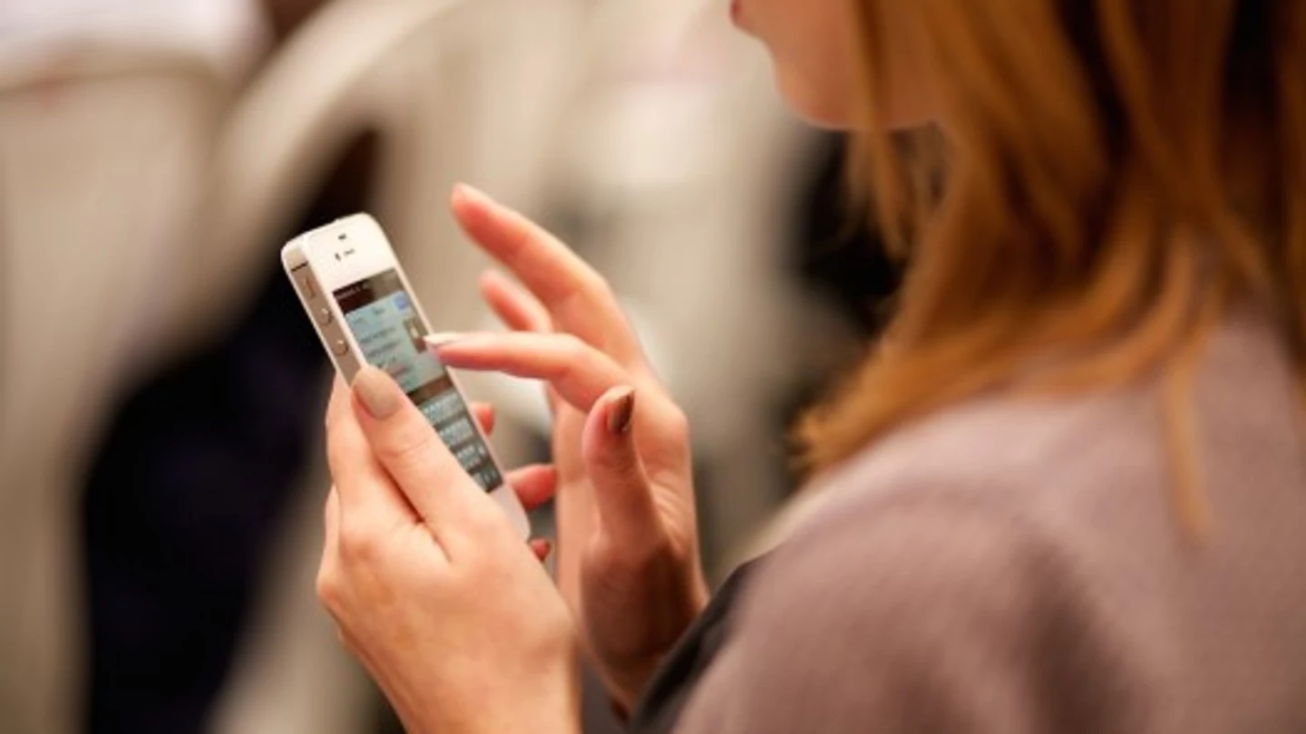 Mujer mandando mensaje de texto Mujer mandando mensaje de texto