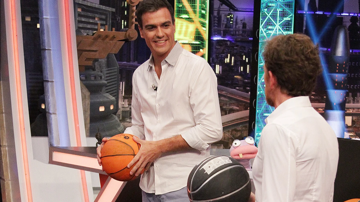 Pedro Sánchez juega a baloncesto con Pablo Motos Pedro Sánchez juega a baloncesto con Pablo Motos