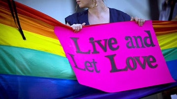 Mujer manifestándose a favor de la homosexualidad