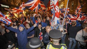 La policía separa a manifestantes independentistas y unionistas en Glasgow