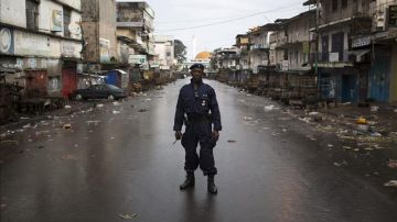 Un policía patrulla en una calle vacía en Freetown, Sierra Leona