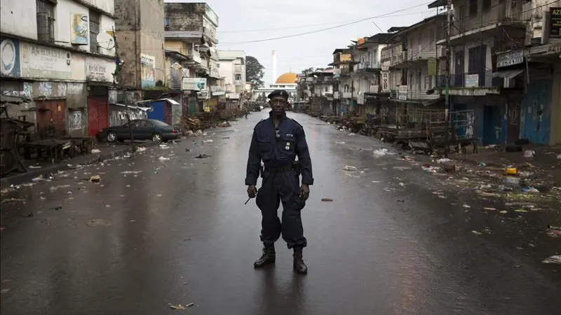 Un policía patrulla en una calle vacía en Freetown, Sierra Leona Un policía patrulla en una calle vacía en Freetown, Sierra Leona