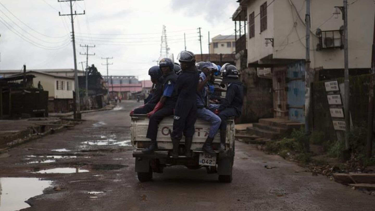 Sierra Leona podr&iacute;a ampliar la cuarentena tras el hallazgo de 92 nuevos cad&aacute;veres con indicios de &eacute;bola