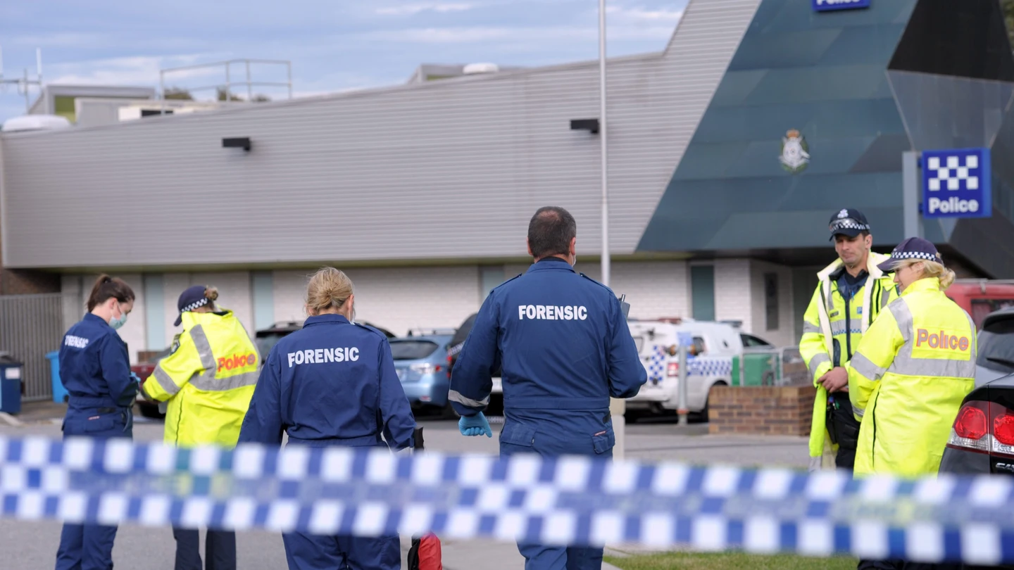 Los forenses investigan la zona de Melbourne en la que ha sido abatido un joven yihadista Los forenses investigan la zona de Melbourne en la que ha sido abatido un joven yihadista