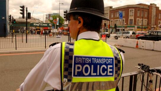 Un oficial de la Polic&iacute;a brit&aacute;nica de Transportes