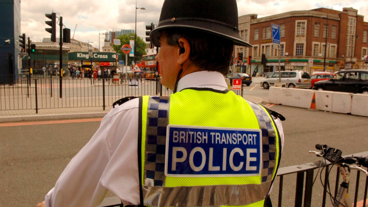 Un oficial de la Polic&iacute;a brit&aacute;nica de Transportes