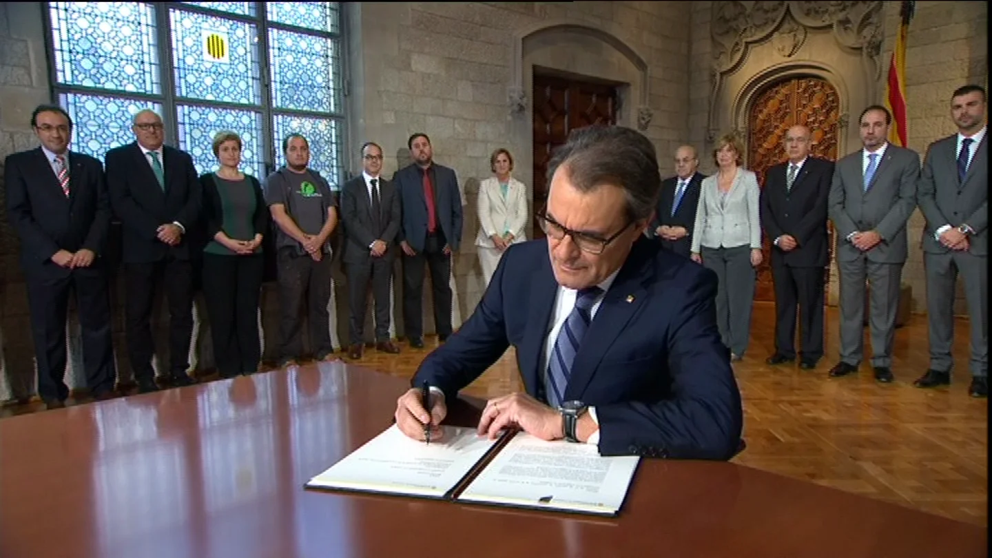 Artur Mas firma el decreto de convocatoria del 9-N Artur Mas firma el decreto de convocatoria del 9-N