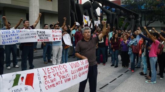 Maestros protestan para que se esclarezca la muerte de tres estudiantes en M&eacute;xico