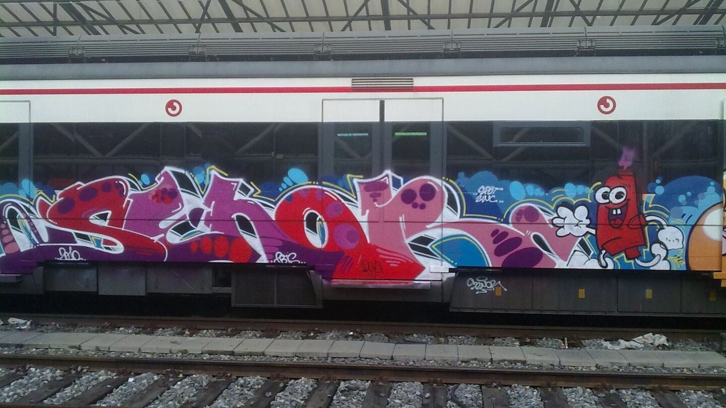 Un vag&oacute;n de tren pintado por grafiteros