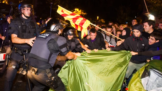 Enfrentamiento entre manifestantes y Mossos d'Esquadra Enfrentamiento entre manifestantes y Mossos d'Esquadra