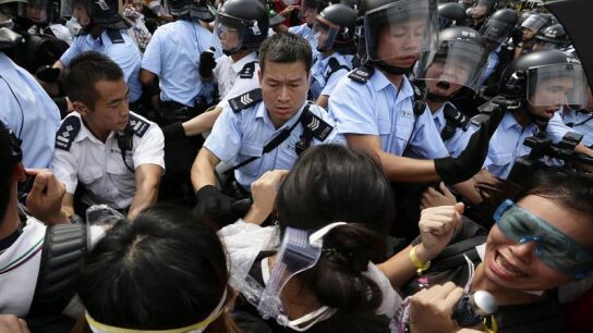 Manifestantes en Hong Kong y Polic&iacute;a
