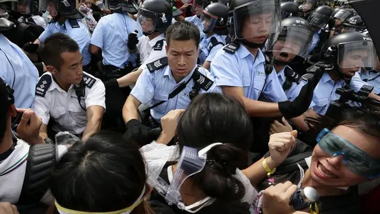 Manifestantes en Hong Kong y Policía Manifestantes en Hong Kong y Policía