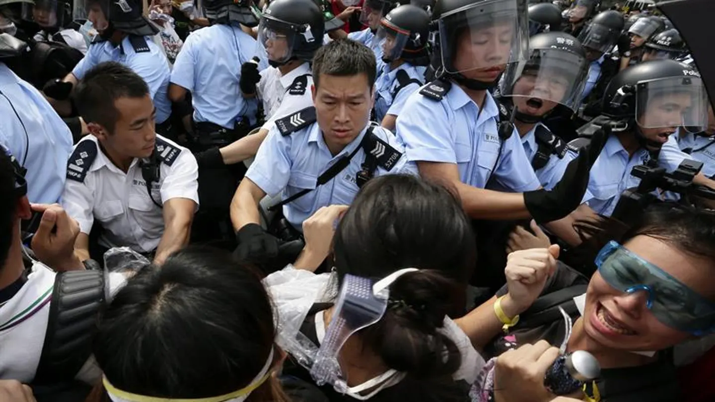 Manifestantes en Hong Kong y Policía Manifestantes en Hong Kong y Policía