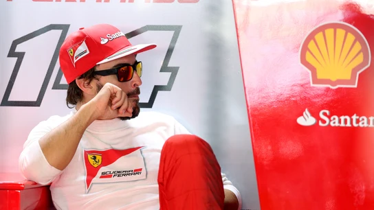 Fernando Alonso en el box de Ferrari Fernando Alonso en el box de Ferrari