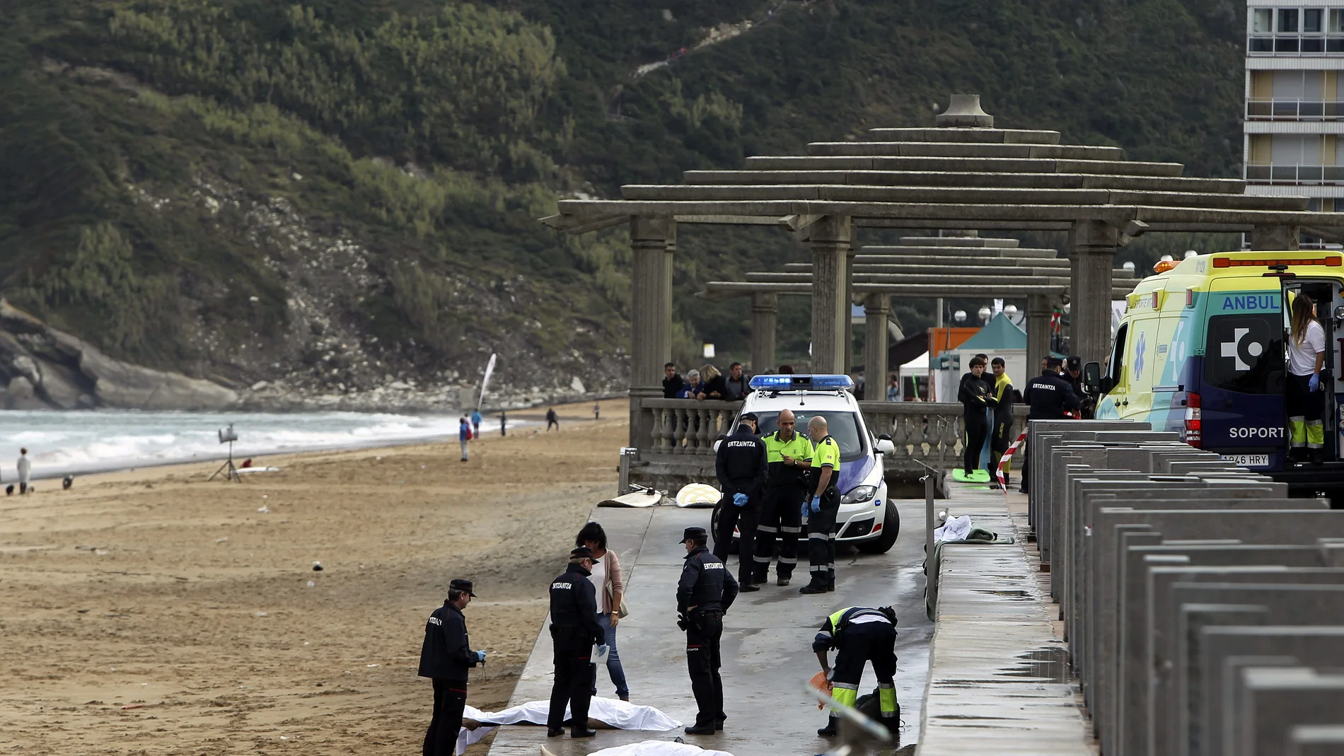 Fallecen dos personas cuando hacían surf en la playa de Zarautz (Guipúzcoa)